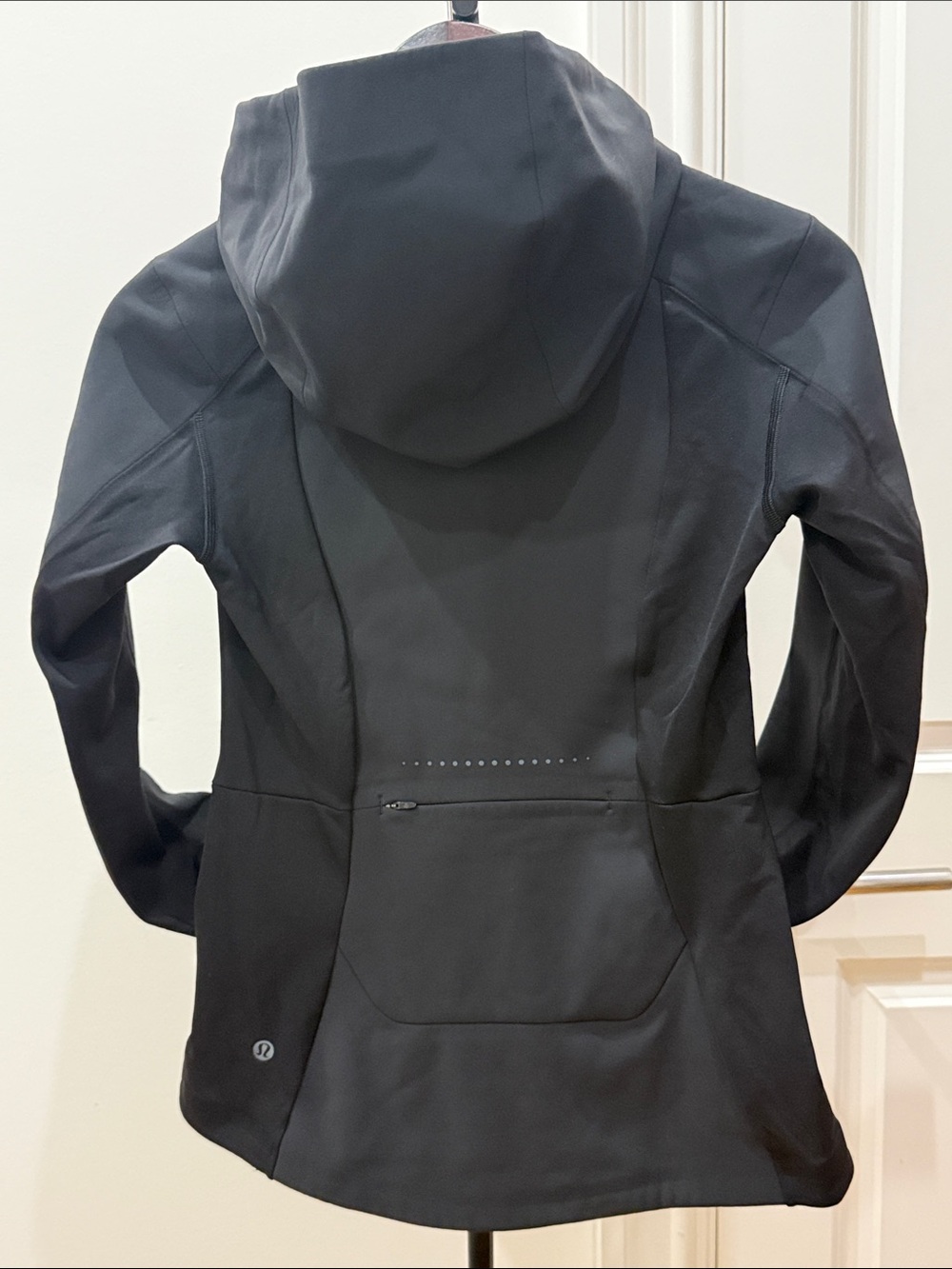 lululemon athletica “Cross Chill Performance” Black Jacket with Hood - Picture 14 of 16